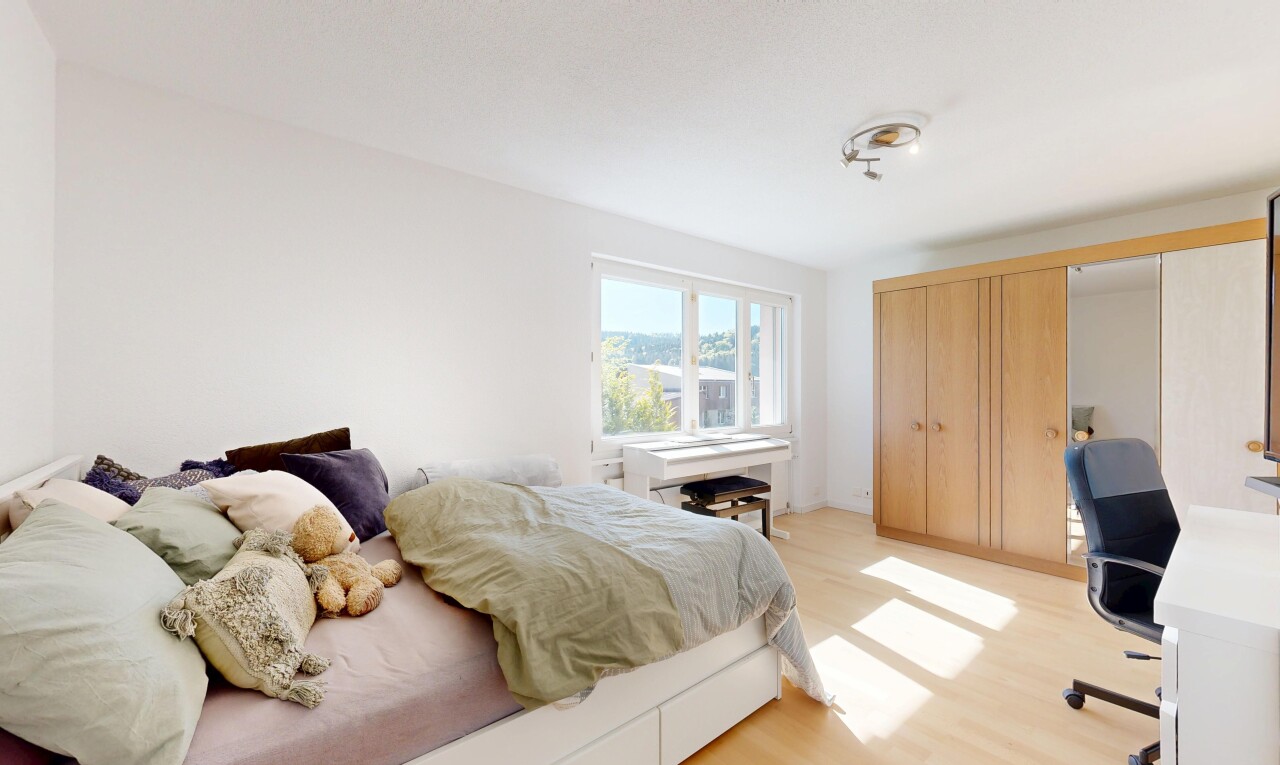 zimmer / schlafzimmer mit bürobereich, natural light, natürliches licht, wood finish floor, und holzfußboden