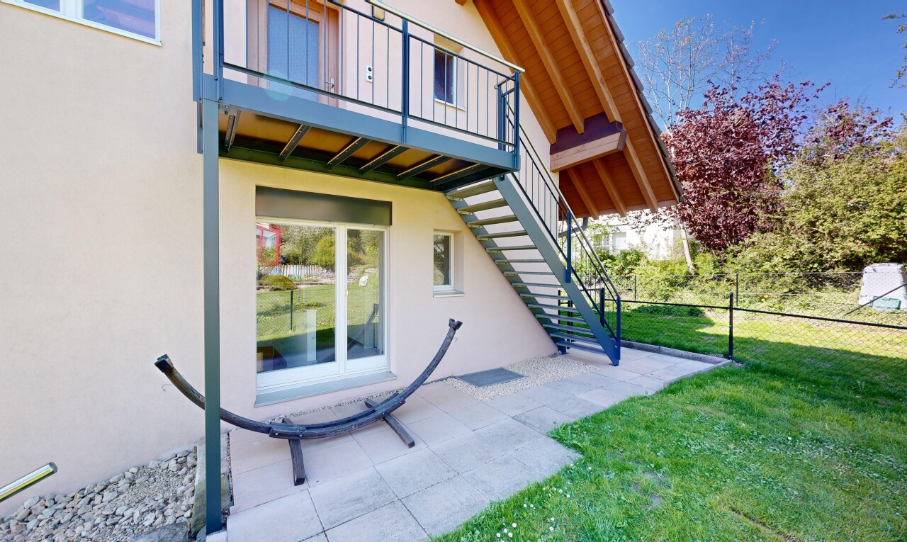 terrasse mit treppen, rasen, zaun, terrasse, und property visible