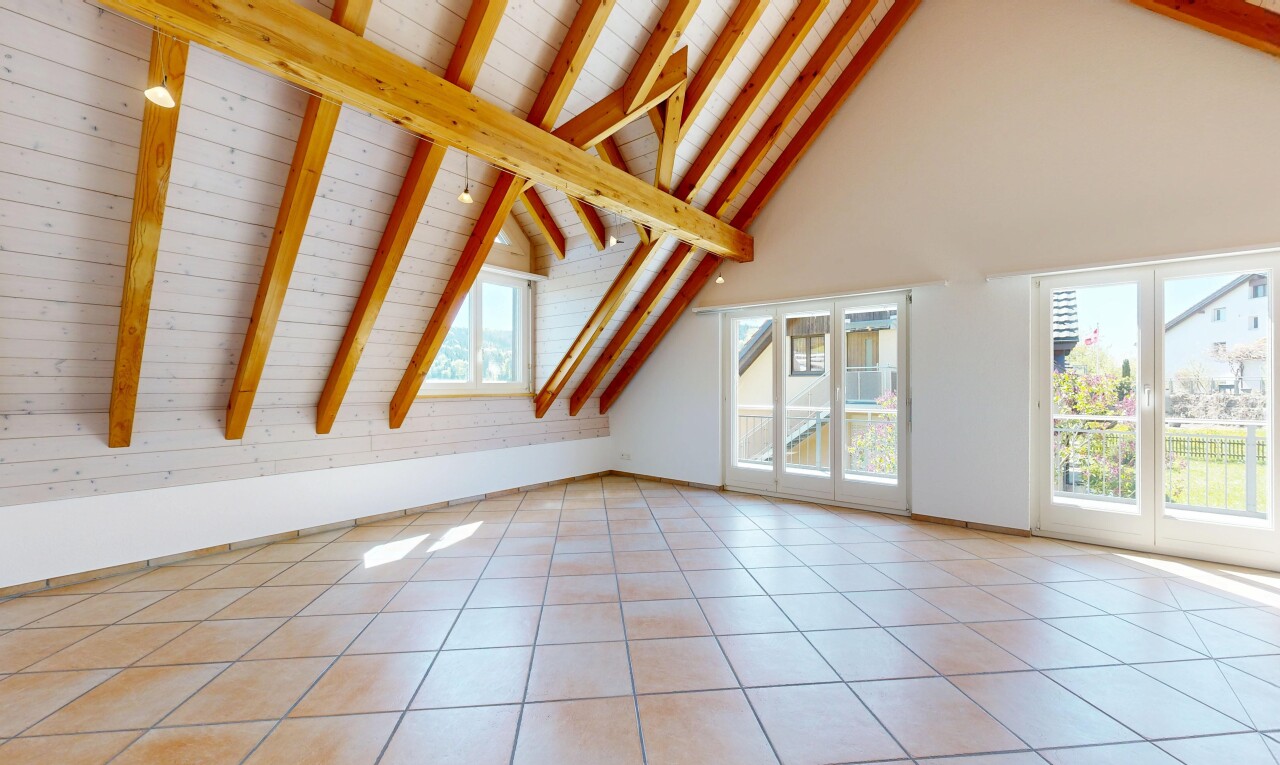 leerer raum mit beamed ceiling, balkendecke, vaulted ceiling, dachschräge, und natural light