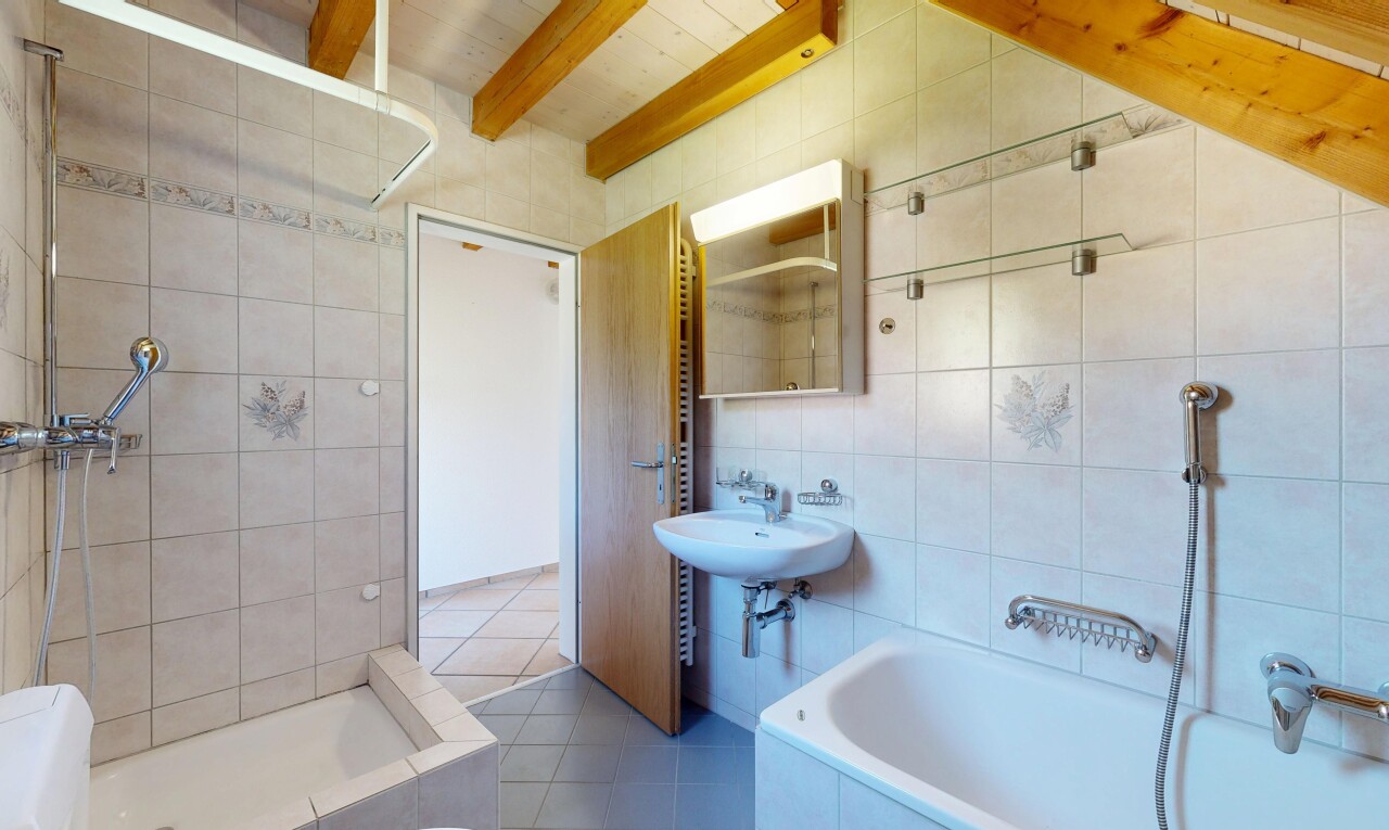 bad mit tile wall, fliesenwand, spiegel, tile floor, und fliesenboden