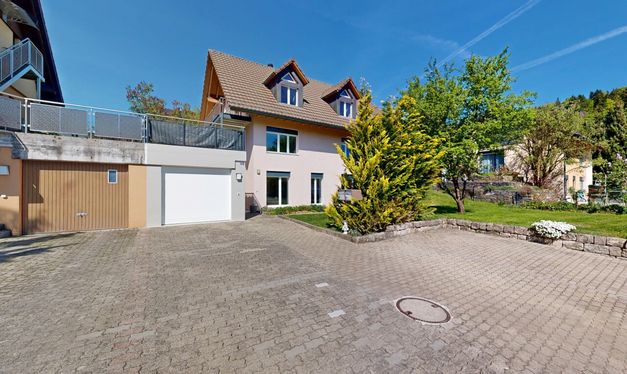 außenansicht mit dachgaube, day time, garage angeschlossen, auffahrt, und stuckverkleidung