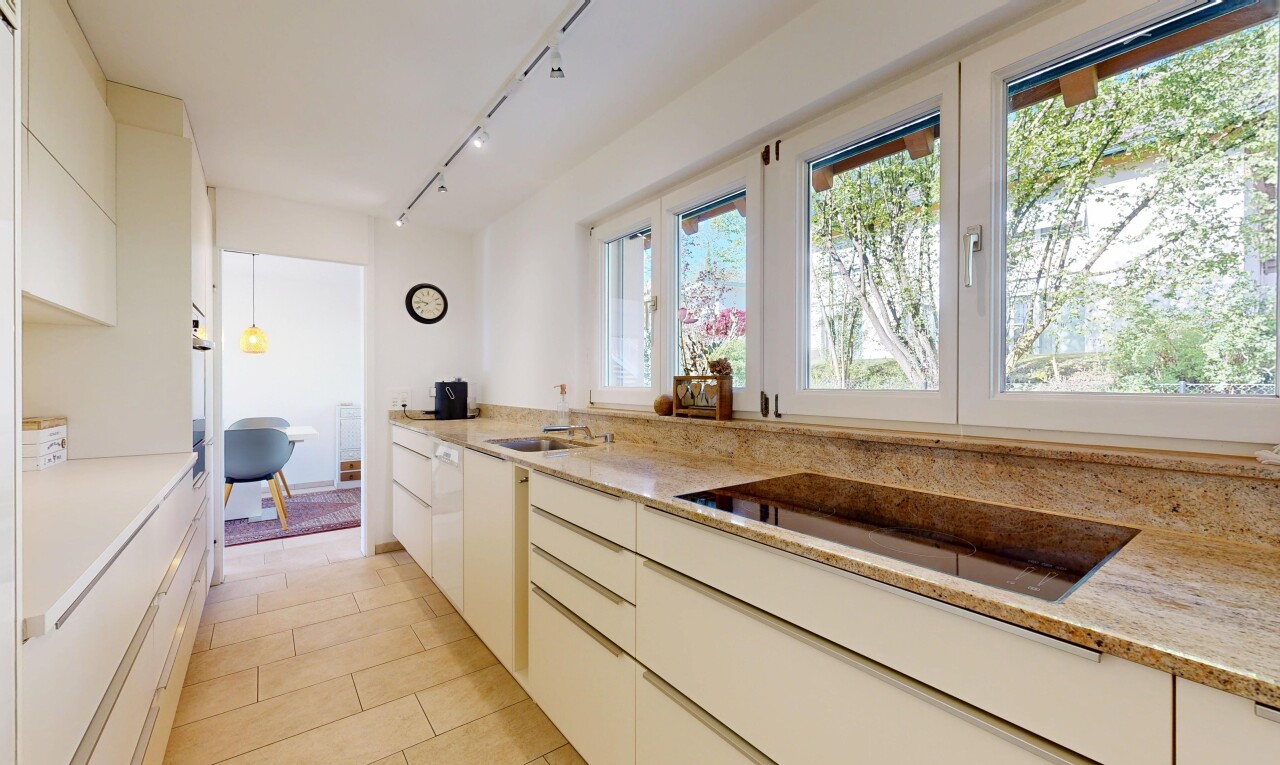 küche mit track lighting, deckenbeleuchtung, light countertops, tile floor, und fliesenboden
