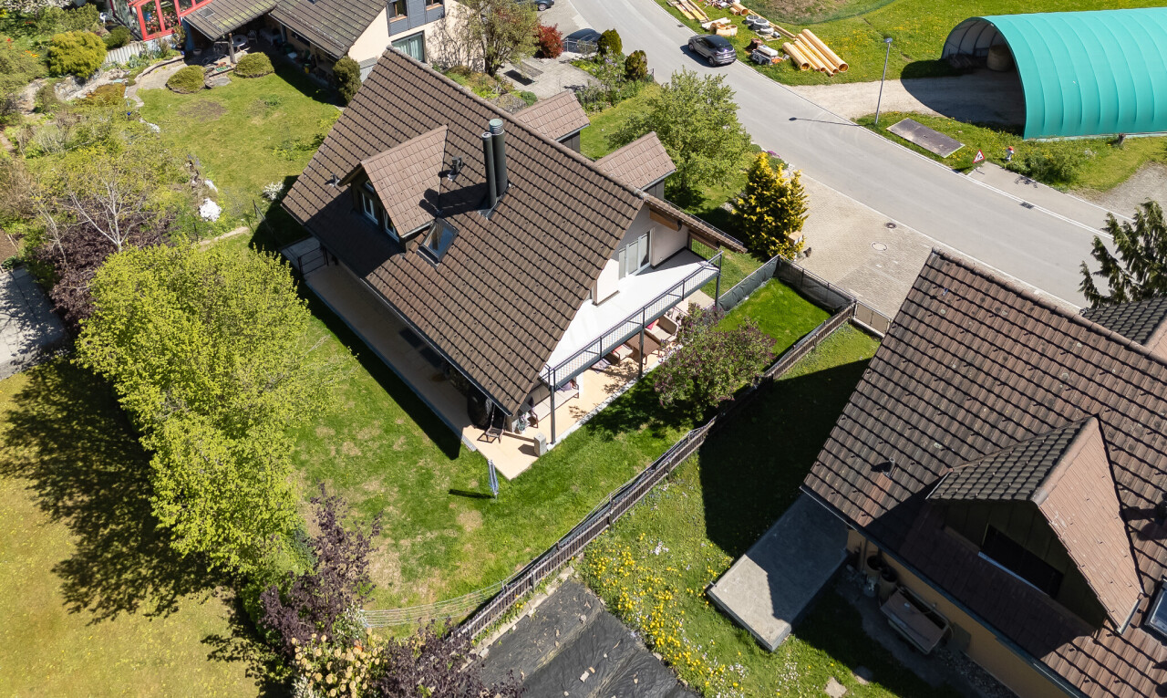 außenansicht mit property visible und rasen
