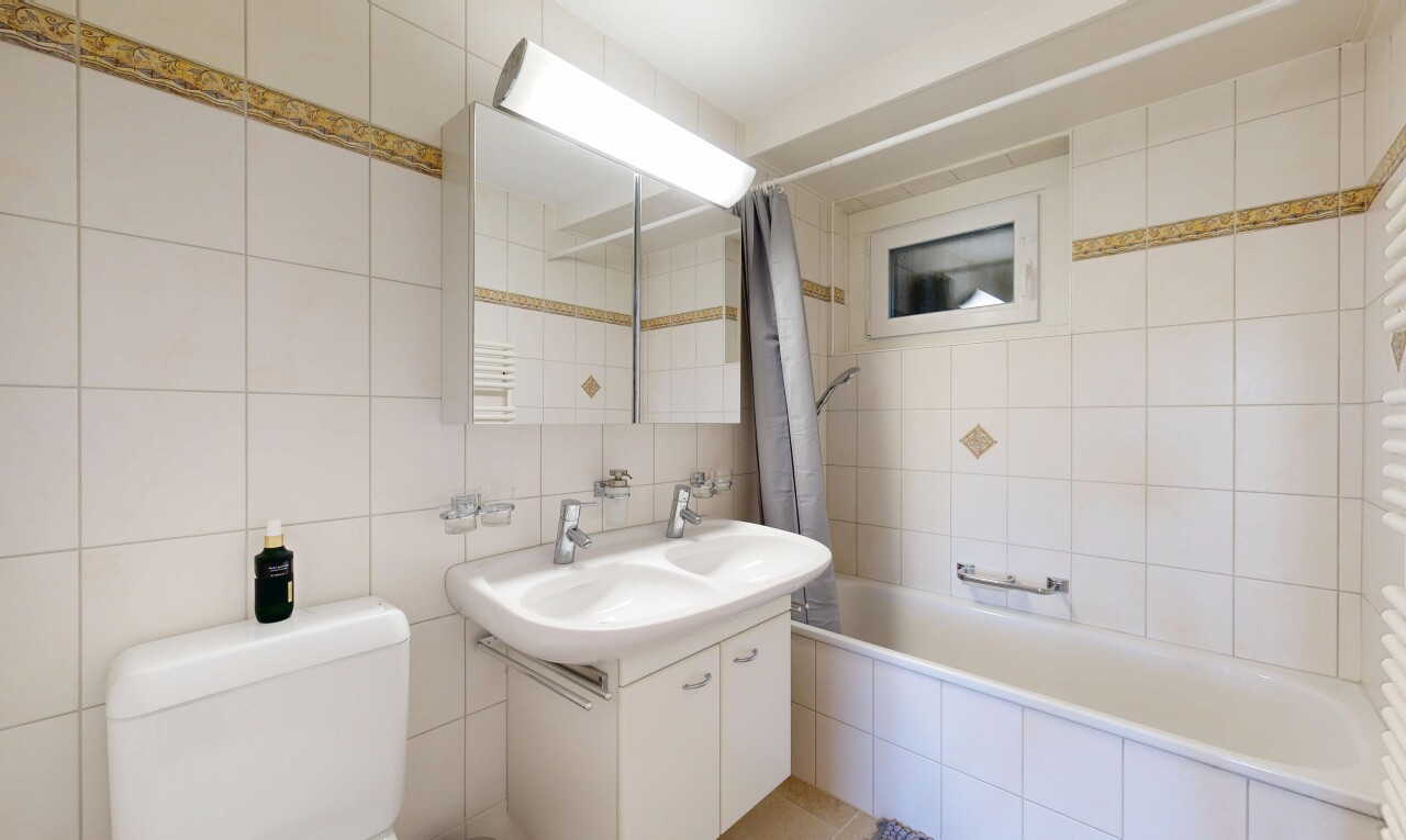 bad mit tile wall, fliesenwand, spiegel, toilette, und inside property