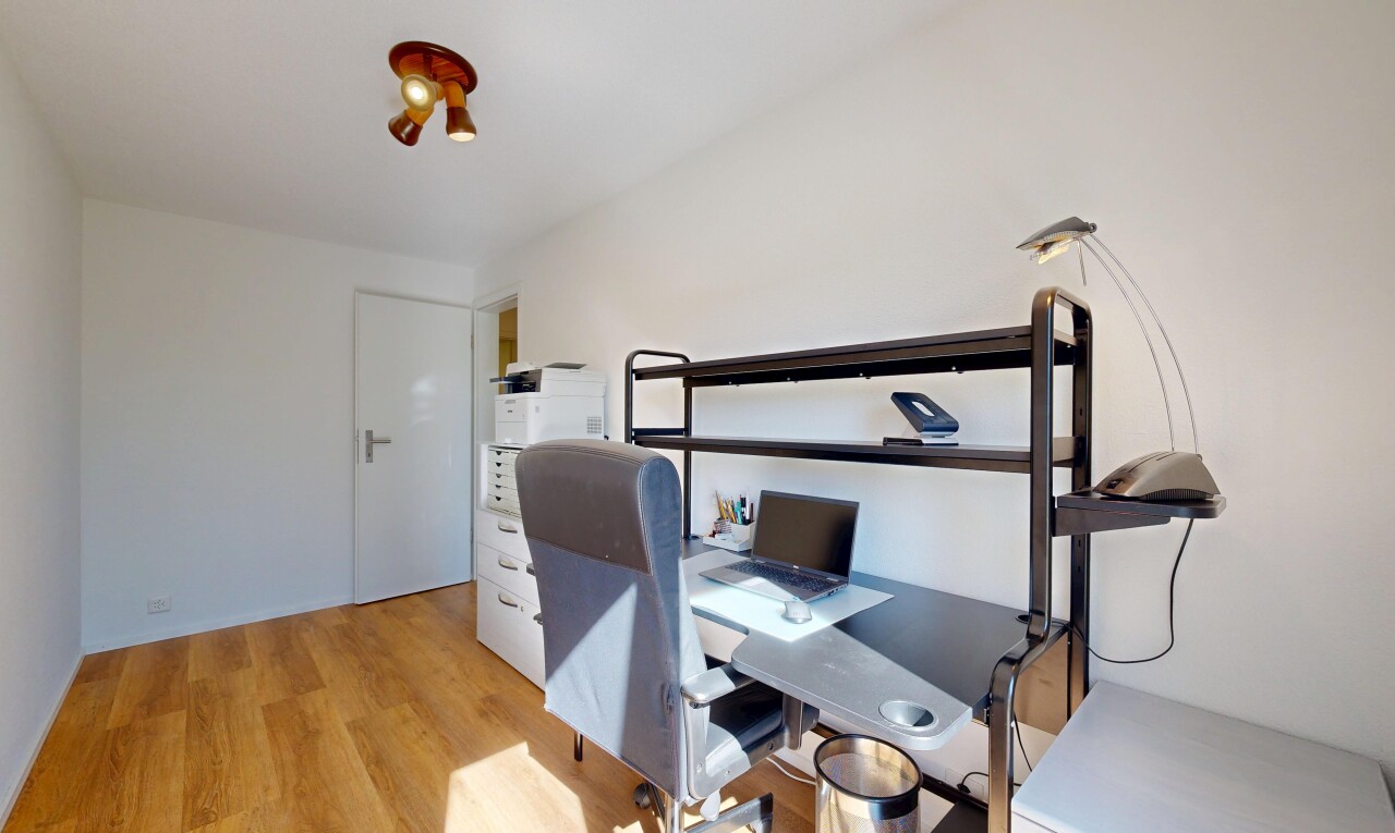 büro mit light floor, gipskartonwand, drywall, holzfußboden, und wood finish floor