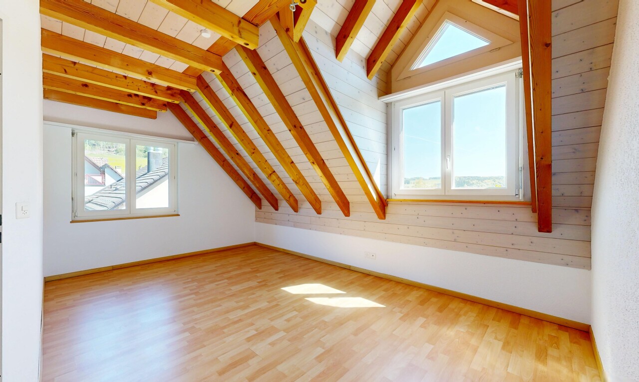 leerer raum mit beamed ceiling, balkendecke, wood finish floor, holzfußboden, und natural light