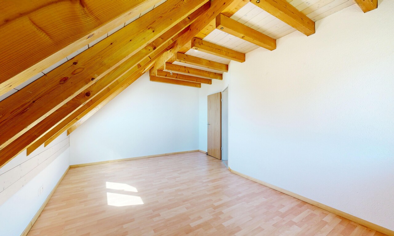 leerer raum mit inside property, holzfußboden, wood finish floor, dachschräge, und vaulted ceiling