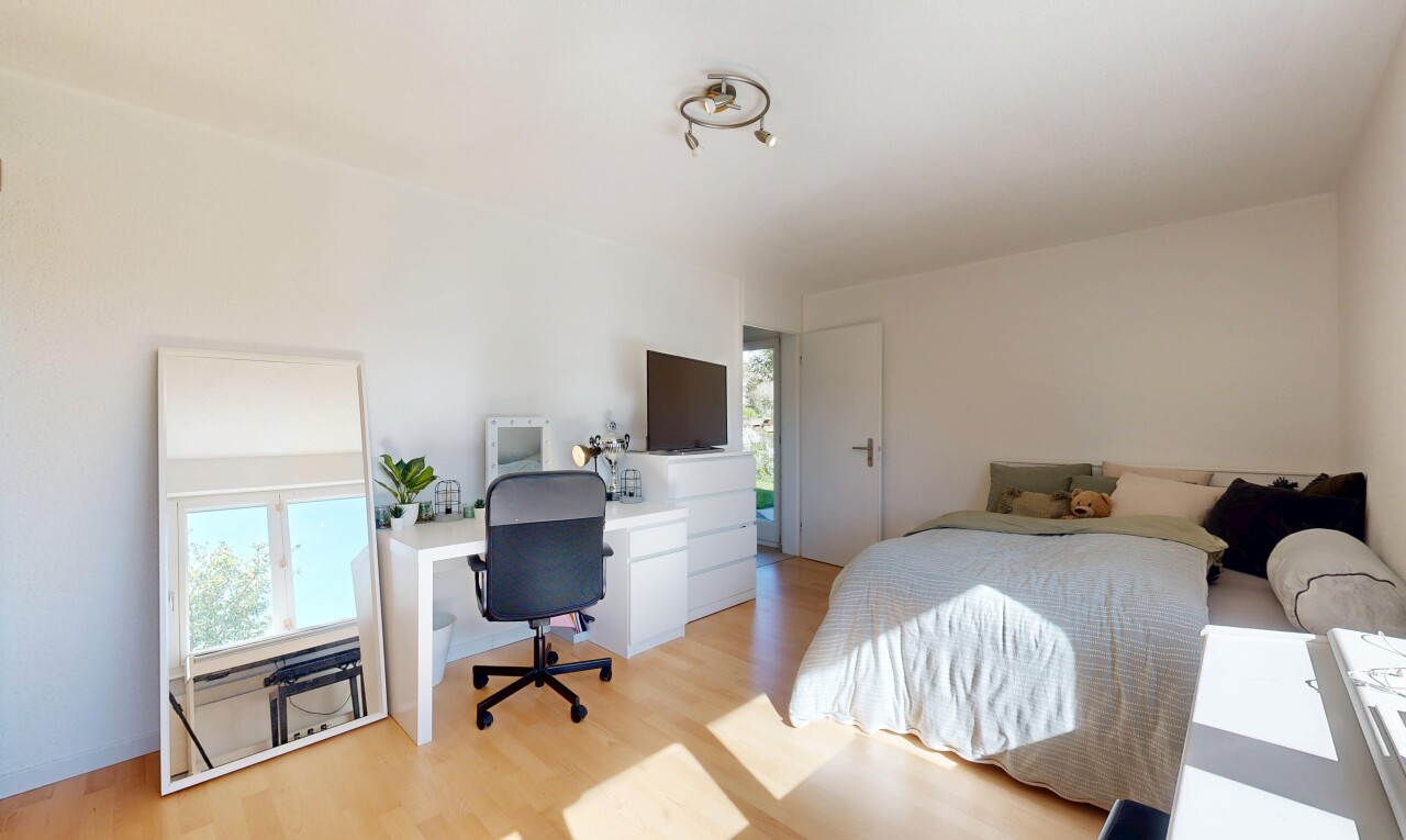 zimmer / schlafzimmer mit bürobereich, natürliches licht, natural light, gipskartonwand, und drywall