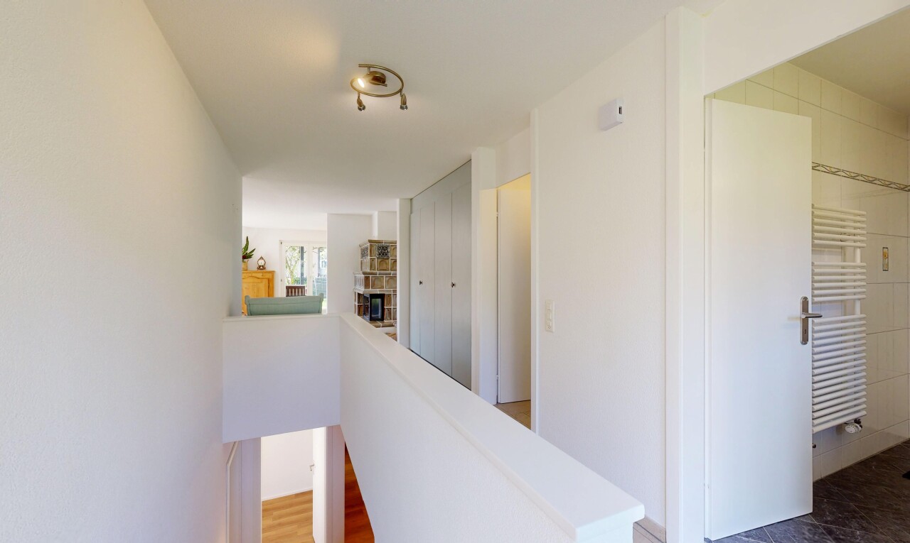 halle / korridor mit inside property, kühler, drywall, gipskartonwand, und natural light