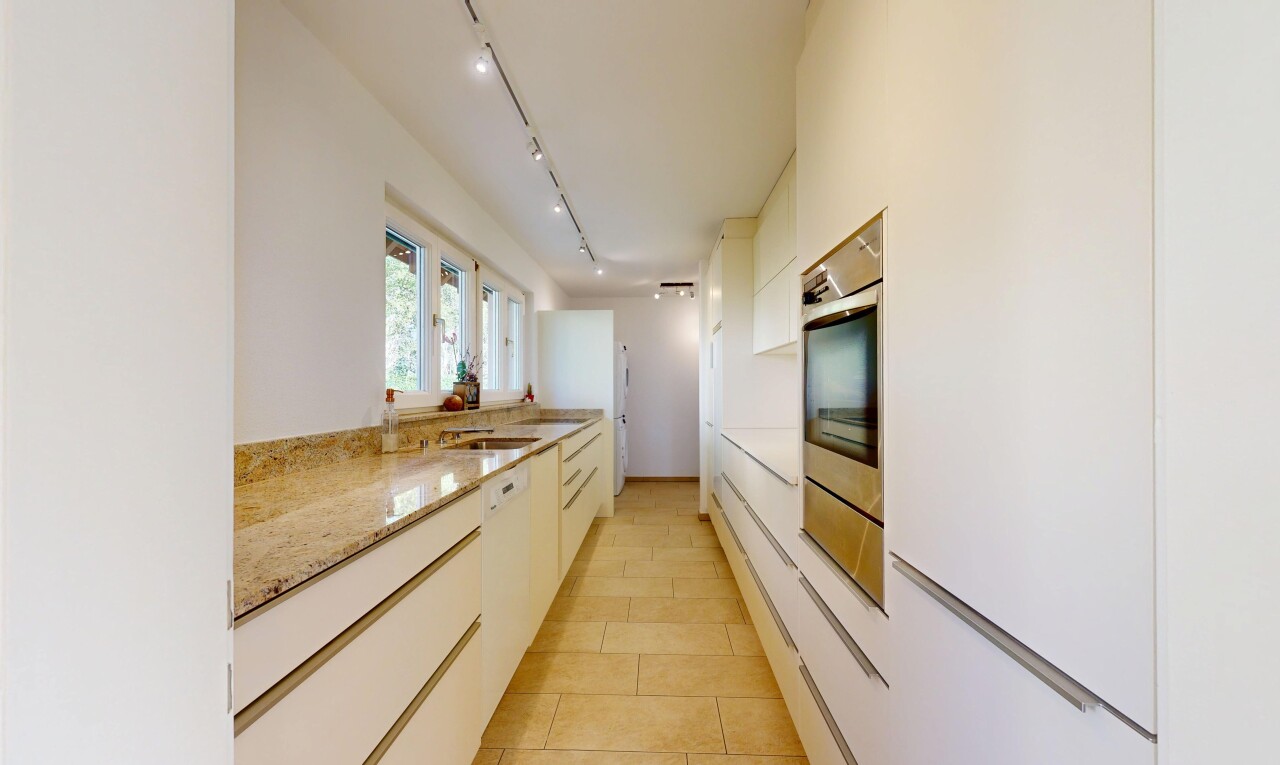 küche mit light countertops, light floor, natural light, natürliches licht, und track lighting