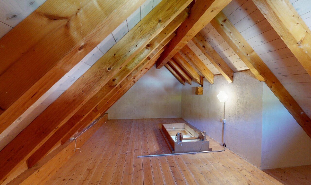 leerer raum mit hardwood floor, inside property, vaulted ceiling, dachschräge, und wood finish floor