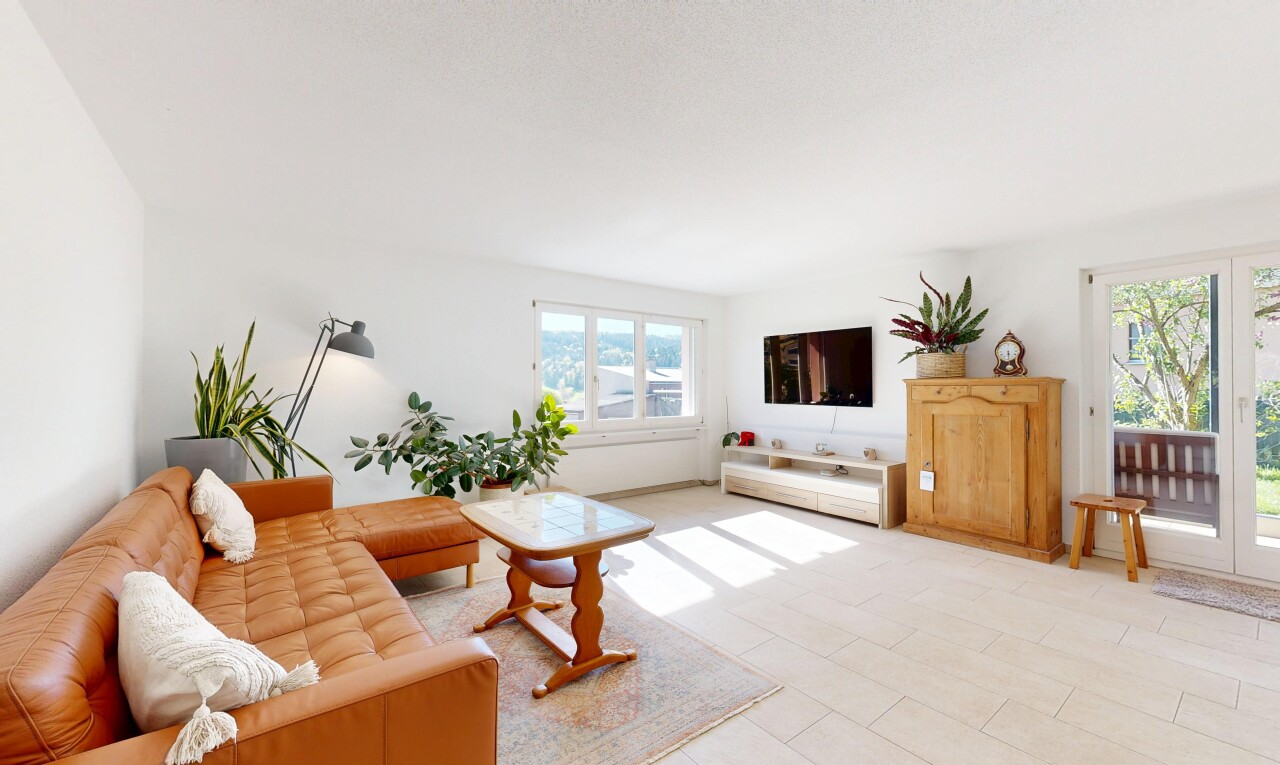wohnzimmer mit fernseher, gipskartonwand, drywall, natürliches licht, und natural light