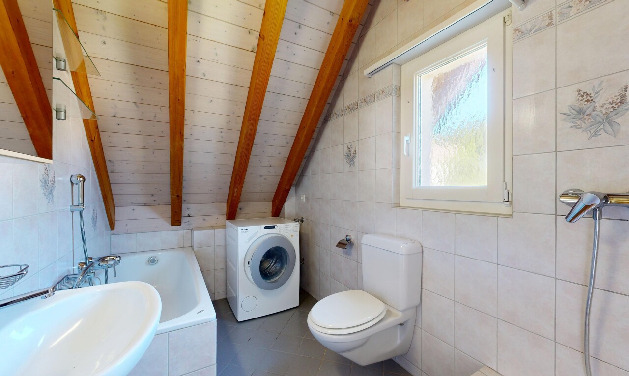bad mit vaulted ceiling, dachschräge, toilette, tumbler, und komplettes badezimmer