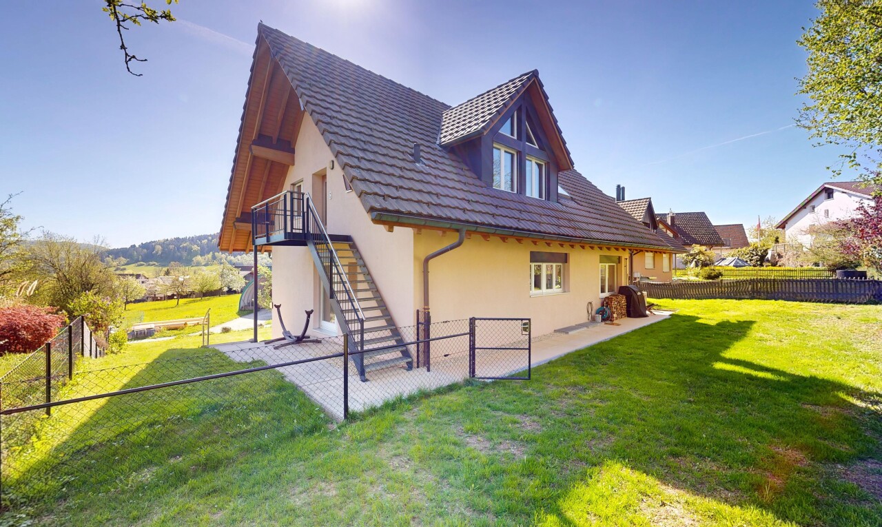 außenansicht mit treppen, property visible, zaun, rasen, und stuckverkleidung