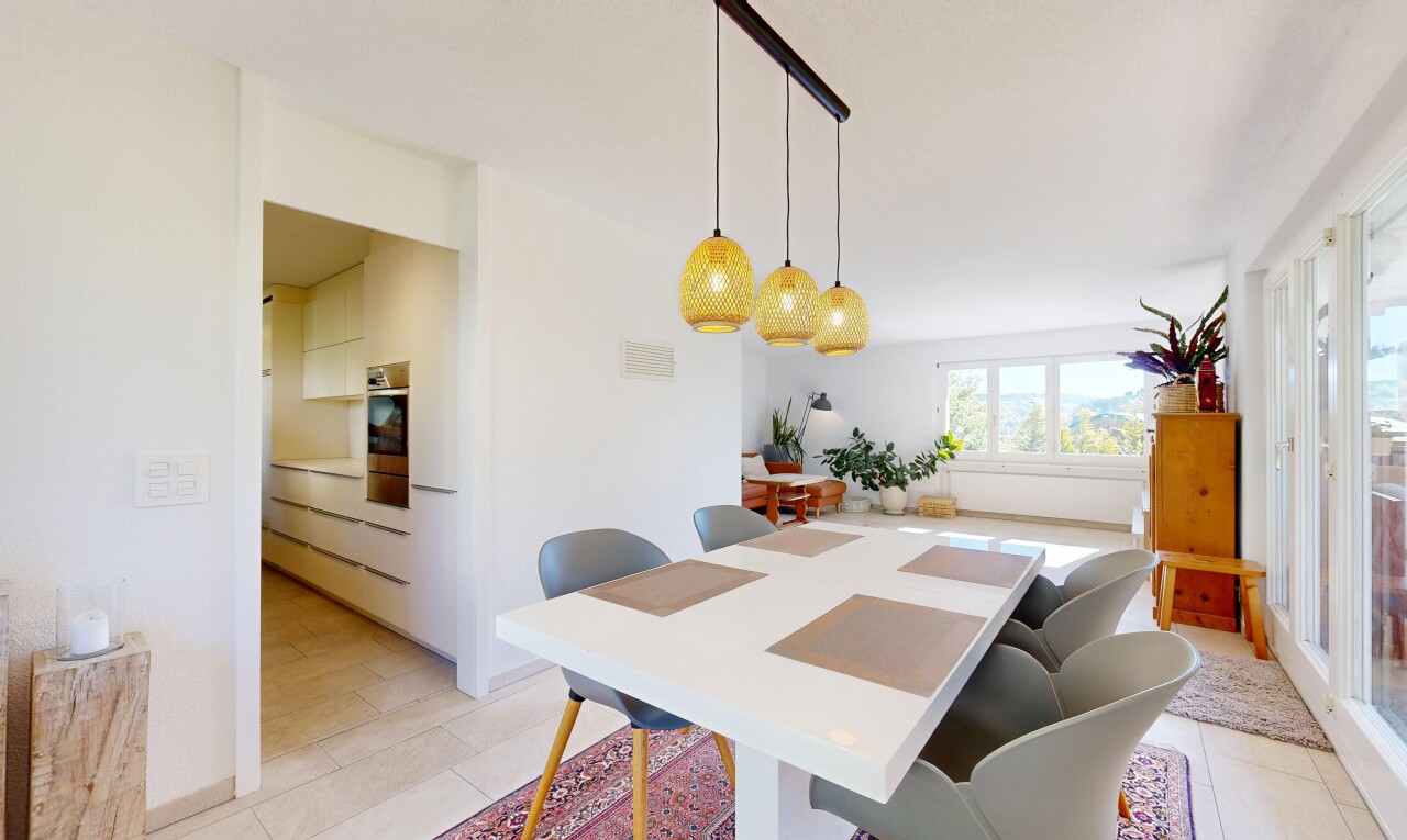 esszimmer mit light floor, drywall, gipskartonwand, inside property, und natural light