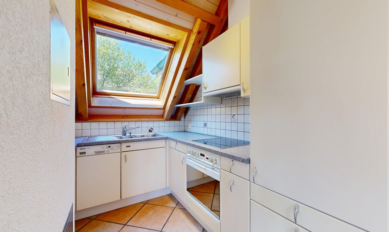 küche mit weiße schränke, white cabinets, ofen, küchenrückwand beim herd, und küchenrückwand beim Herd