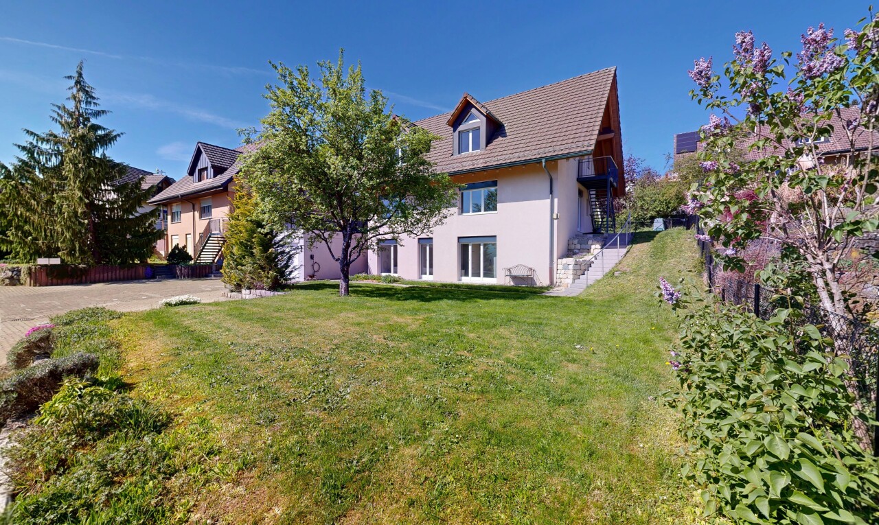 außenansicht mit rasen, property visible, stuckverkleidung, dachgaube, und day time
