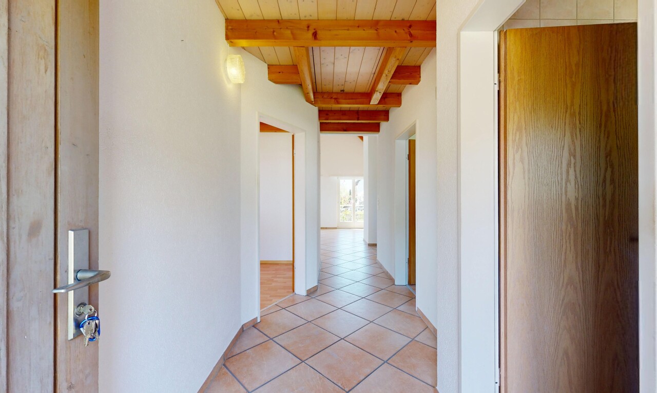 halle / korridor mit inside property, beamed ceiling, balkendecke, natural light, und natürliches licht