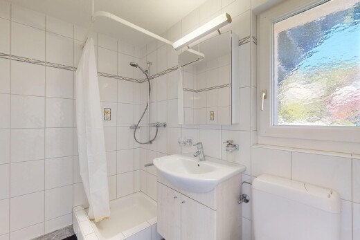 salle de bains avec toilette, lavabo (ou coiffeuse selon le contexte), salle de bain complète, douche, et inside property