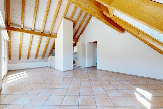 pièce vide avec plafond à poutres, beamed ceiling, inside property, light floor, et plafond voûté