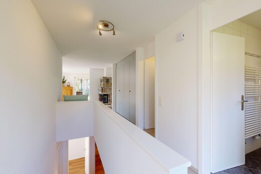 couloir avec inside property, radiateur, drywall, cloison sèche, et natural light