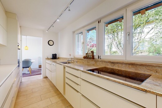 cuisine avec track lighting, éclairage sur rail, light countertops, tile floor, et sol en carrelage
