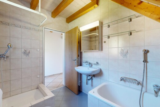 salle de bains avec tile wall, mur en carrelage, miroir, tile floor, et sol en carrelage