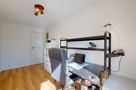 bureau avec light floor, cloison sèche, drywall, sol en finition bois, et wood finish floor