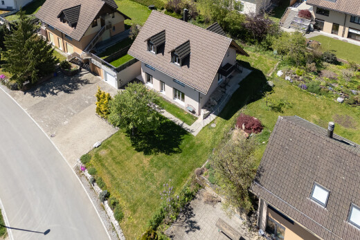 façade avec garage, property visible, pelouse, et allée