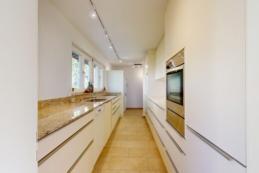 cuisine avec light countertops, light floor, natural light, lumière naturelle, et track lighting