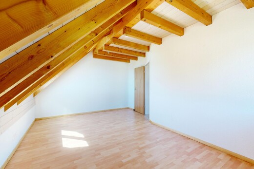 pièce vide avec inside property, sol en finition bois, wood finish floor, plafond voûté, et vaulted ceiling