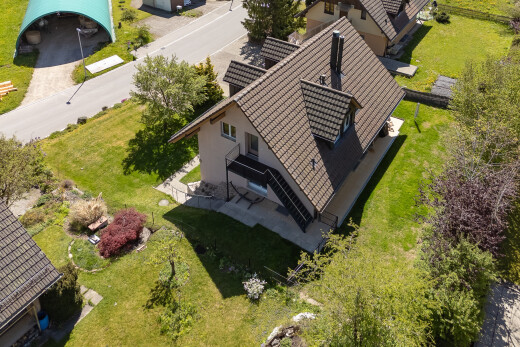 façade avec property visible, pelouse, terrasse, et bardage en stuc