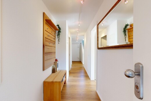 couloir avec inside property, sol en finition bois, wood finish floor, cloison sèche, et drywall