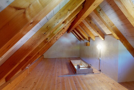 pièce vide avec hardwood floor, inside property, vaulted ceiling, plafond voûté, et wood finish floor