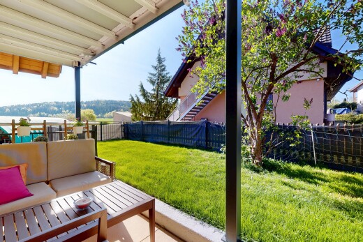 terrasse avec espace de vie extérieur, pelouse, clôture, day time, et from property