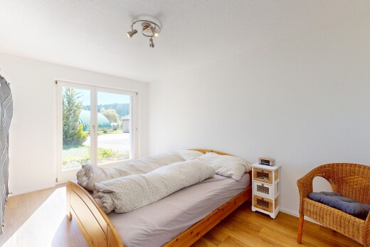 chambre avec wood finish floor, sol en finition bois, natural light, lumière naturelle, et drywall