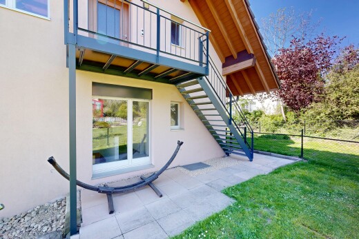 terrasse avec escaliers, pelouse, clôture, terrasse, et property visible