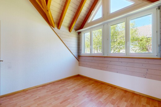 pièce vide avec sol en finition bois, wood finish floor, plafond à poutres, beamed ceiling, et plafond en bois