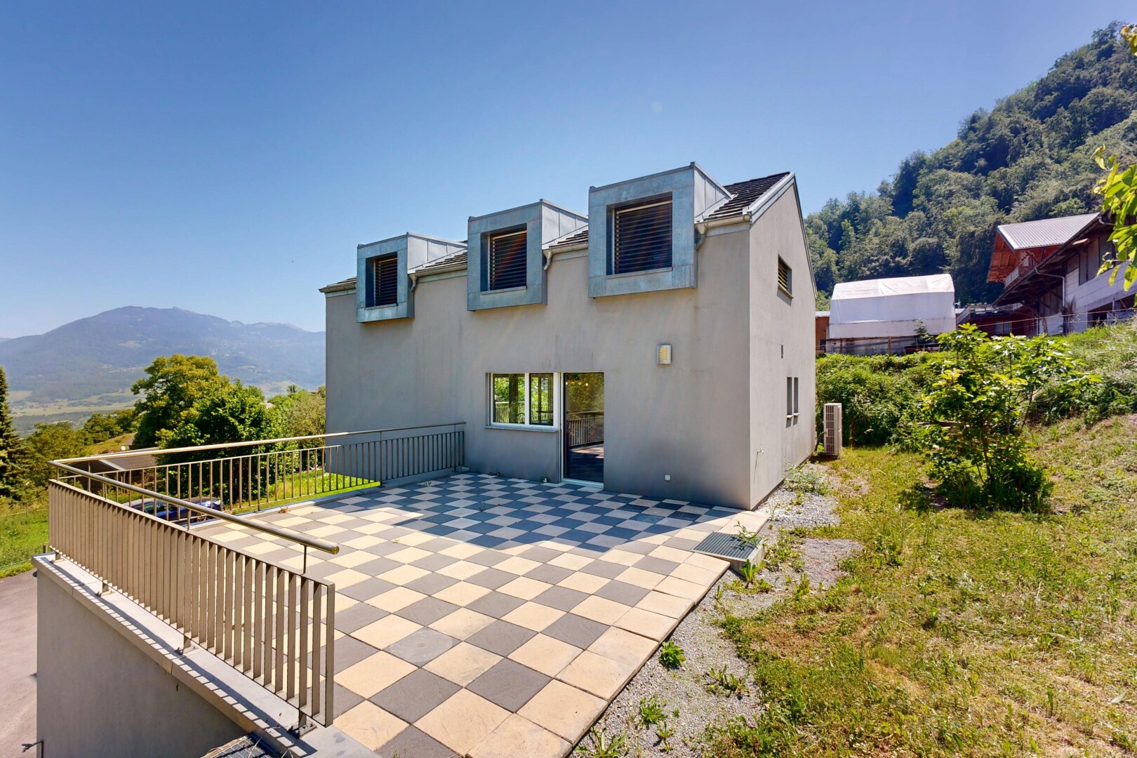 façade avec day time, bardage en stuc, mountain view, vue sur la montagne, et from property