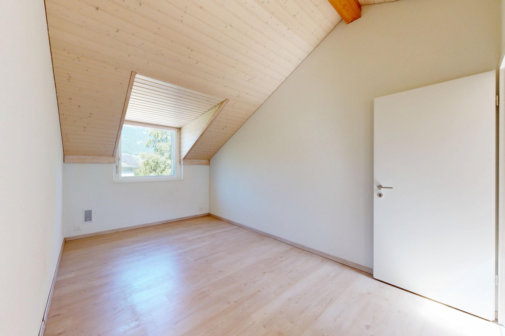 pièce vide avec pièce supplémentaire, plafond voûté, vaulted ceiling, sol en finition bois, et wood finish floor