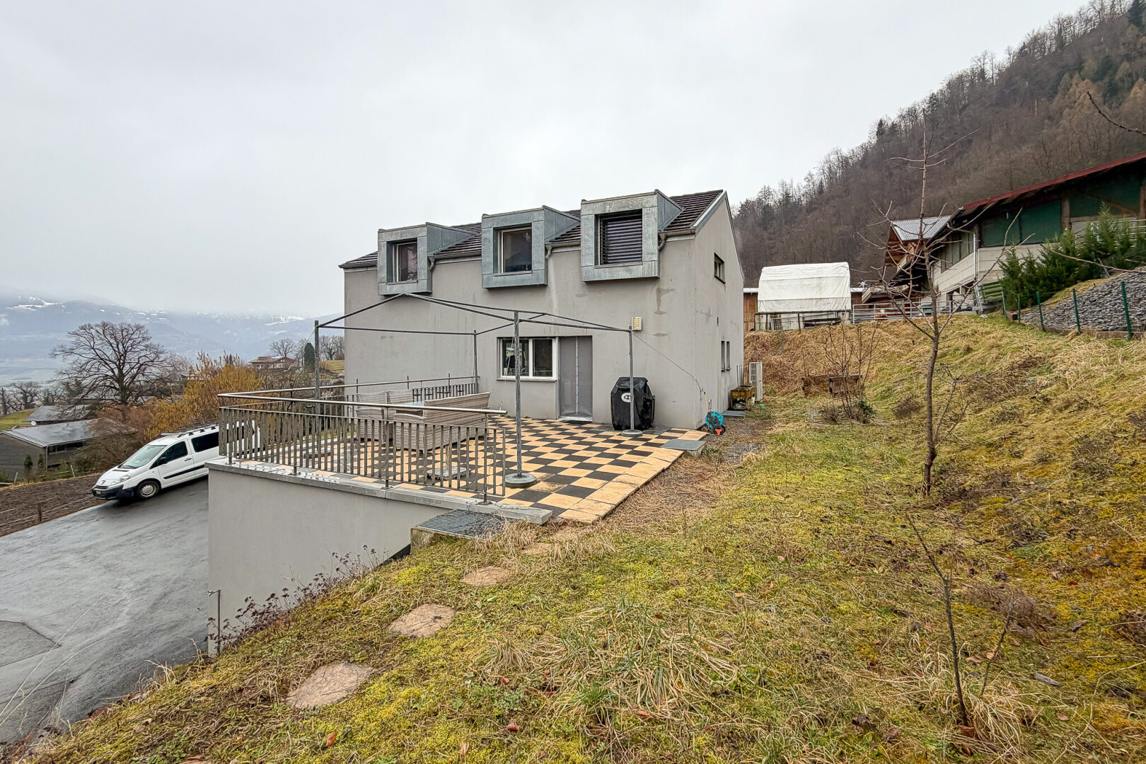 façade avec property visible, overcast, clôture, bardage en stuc, et terrasse