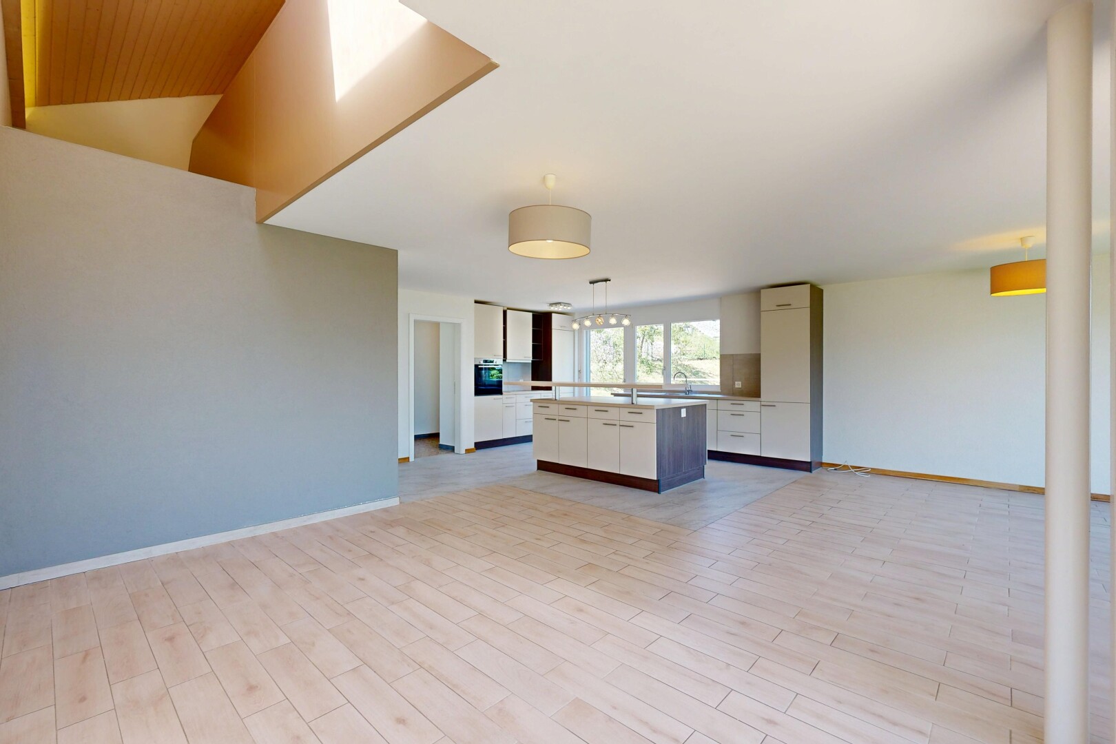 pièce vide avec sol en finition bois, wood finish floor, inside property, lumière naturelle, et natural light