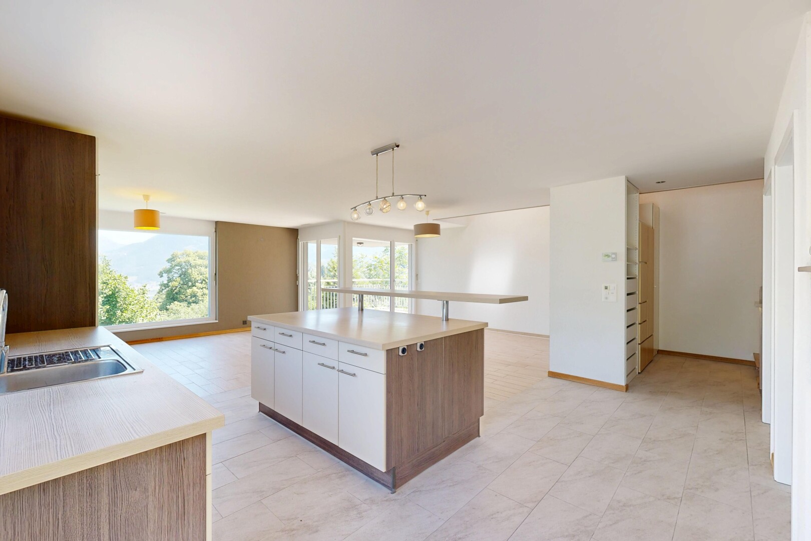 cuisine avec îlot de cuisine, kitchen island, plans de travail, light countertops, et light floor