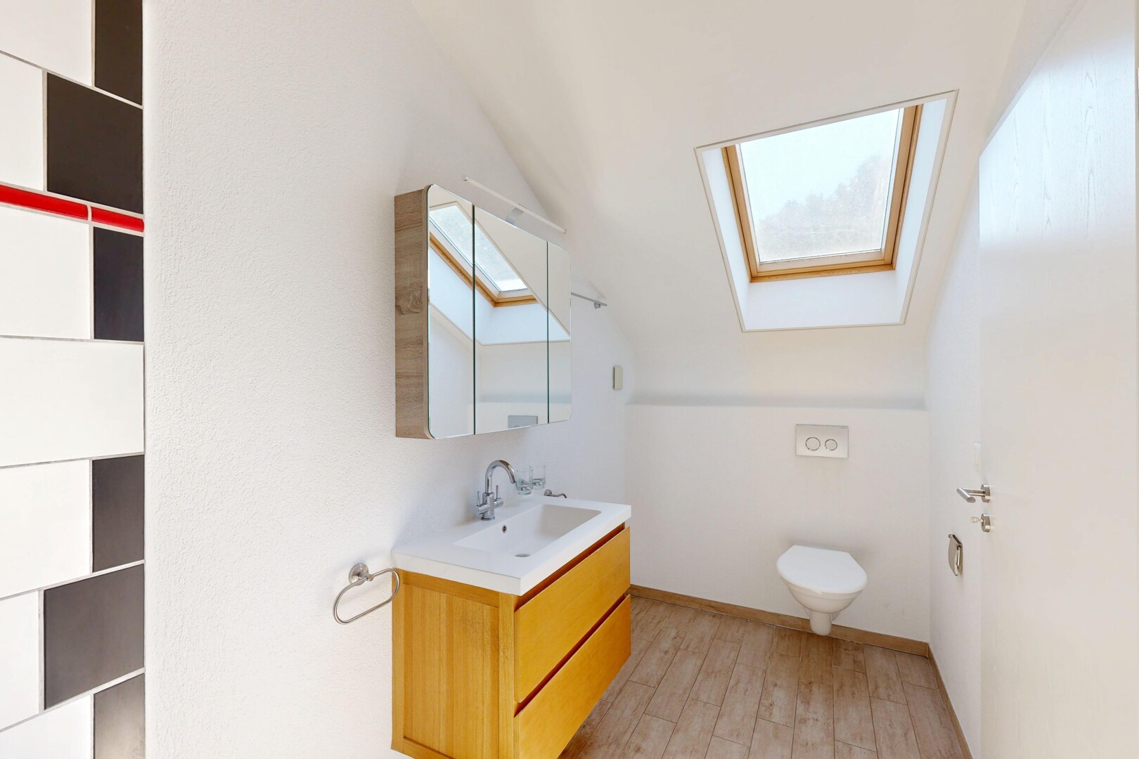 salle de bains avec plafond voûté, vaulted ceiling, lavabo (ou coiffeuse selon le contexte), light floor, et miroir