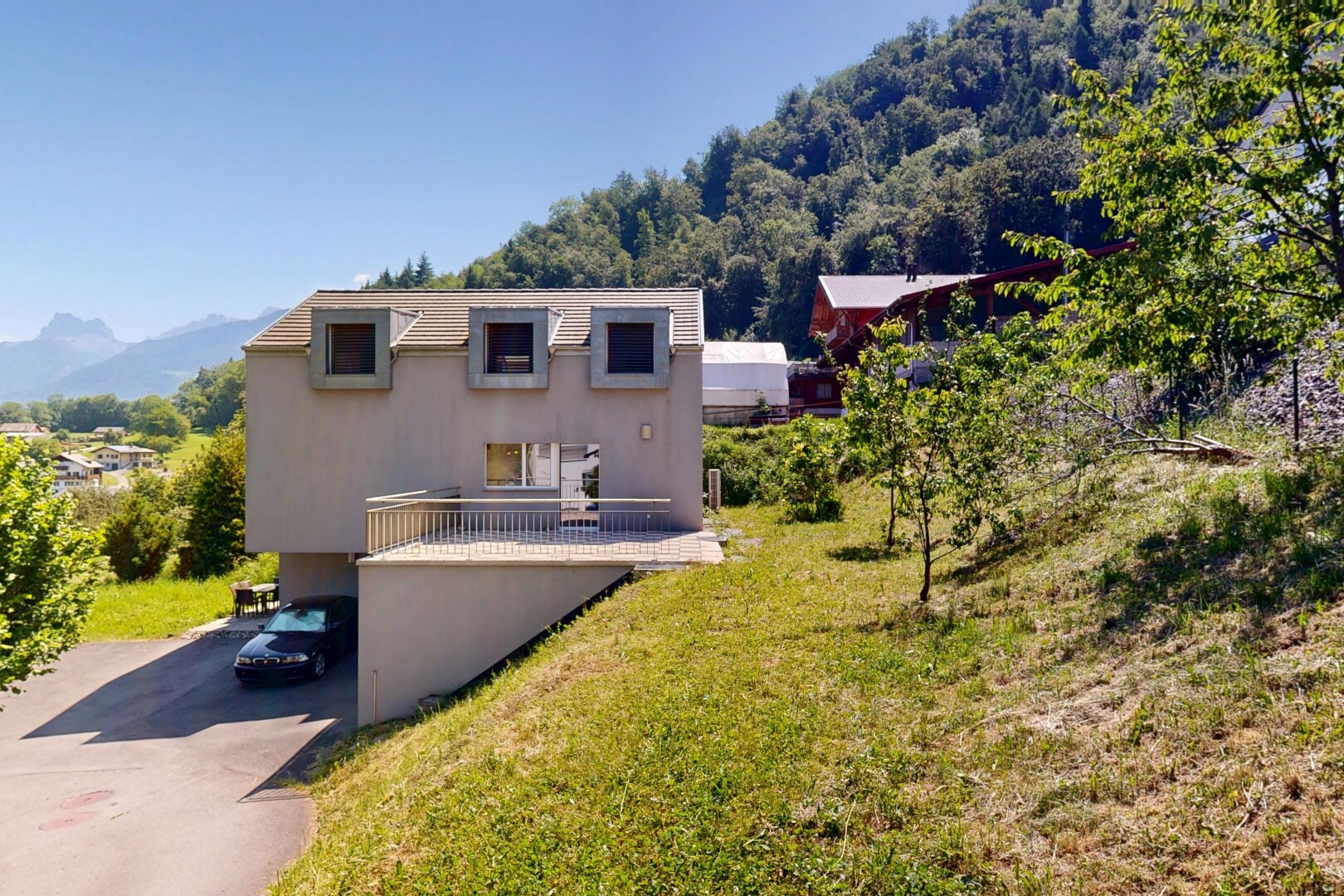 façade avec pelouse, mountain view, vue sur la montagne, bardage en stuc, et day time