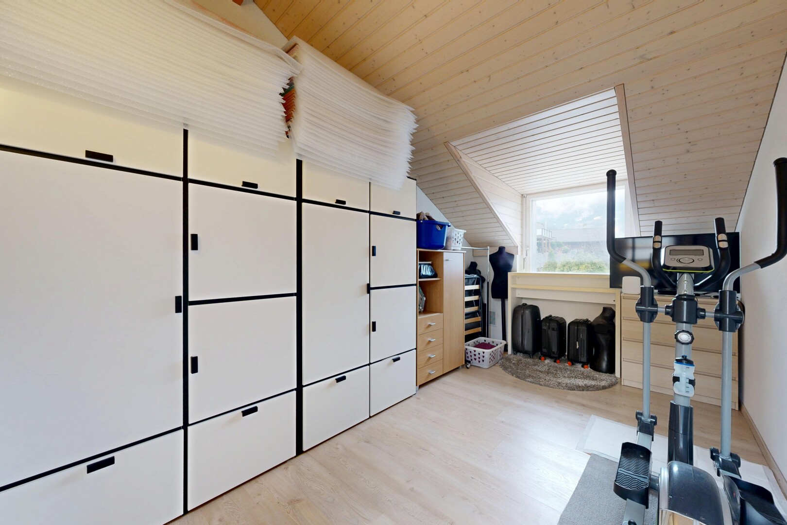 gym avec inside property, sol en finition bois, wood finish floor, lumière naturelle, et natural light
