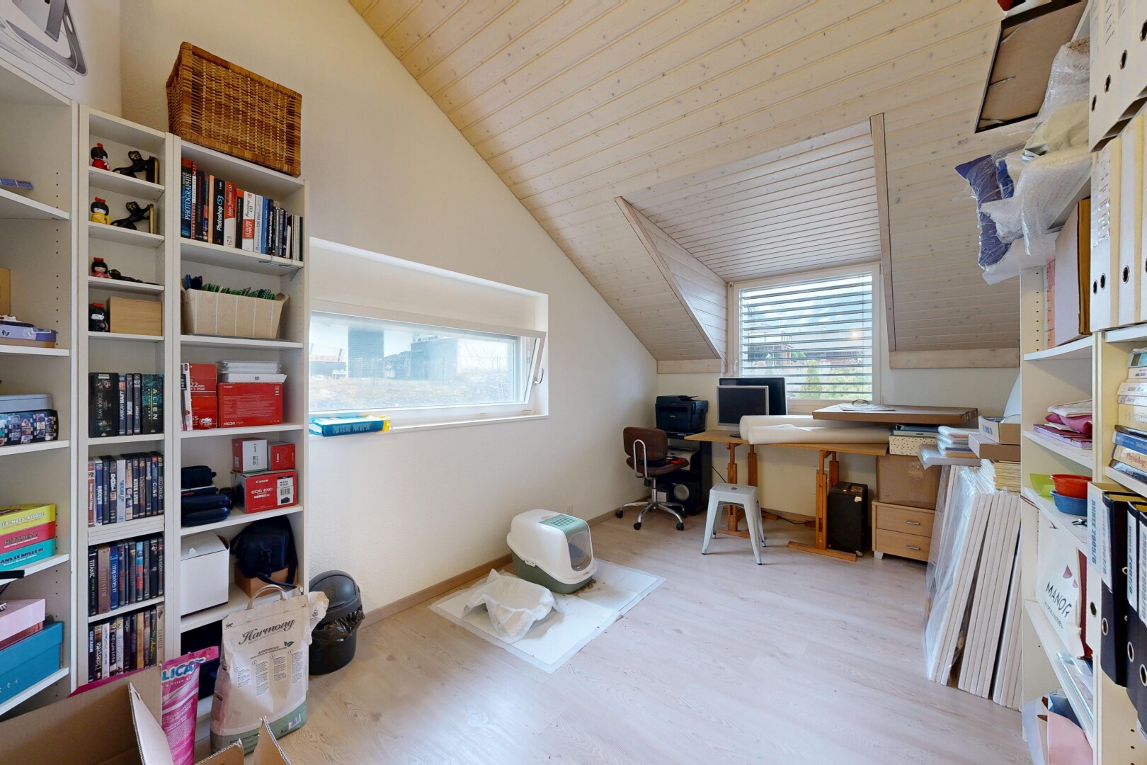 bureau avec espace bureau, cloison sèche, drywall, inside property, et sol en finition bois