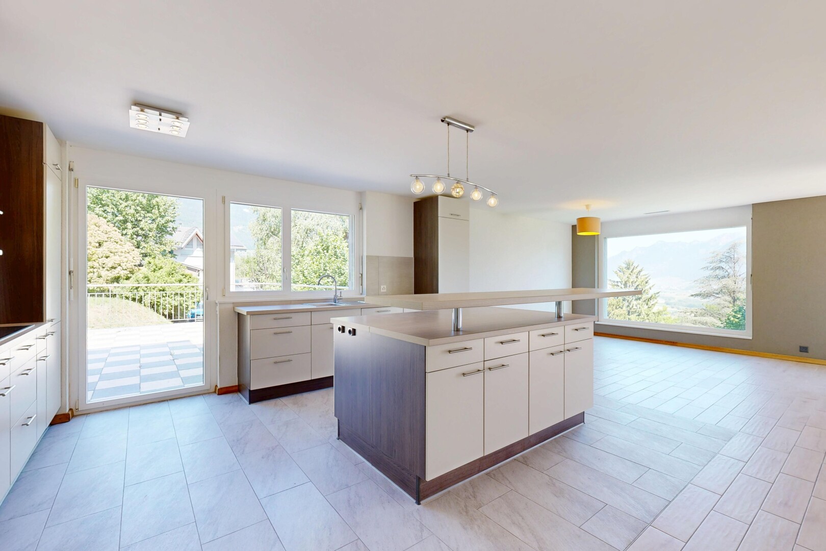 cuisine avec armoires blanches, white cabinets, plans de travail, light countertops, et light floor