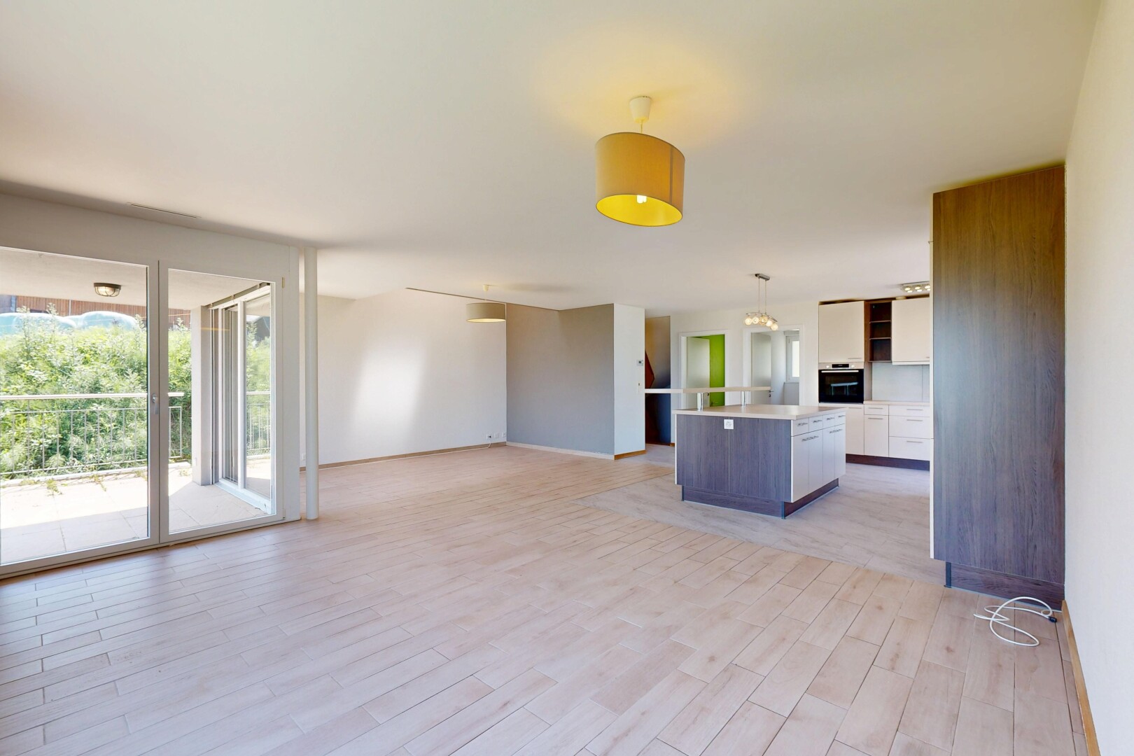 salon avec sol en finition bois, wood finish floor, inside property, light floor, et cloison sèche