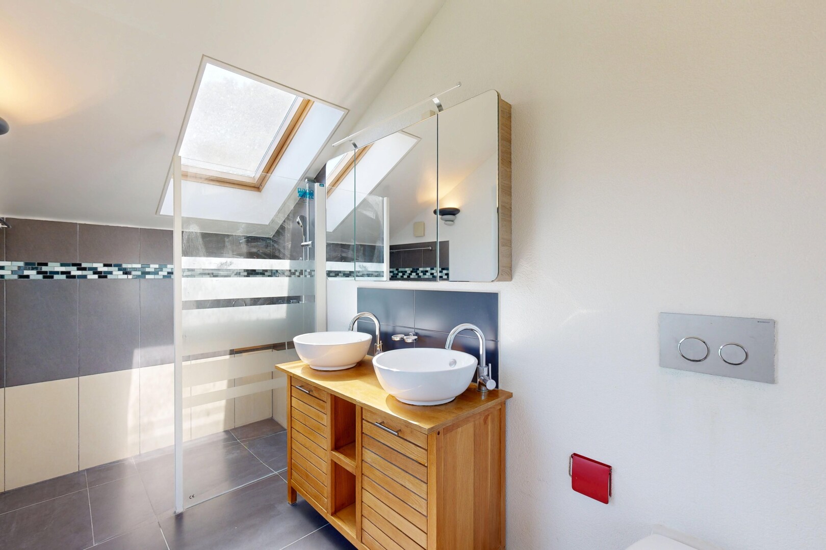 salle de bains avec douche, salle de bain complète, double vasque, miroir, et puits de lumière